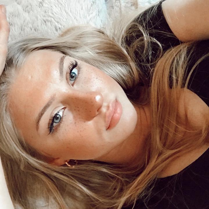 The Profile Image Avatar of vivienlecron - VivienLeCron 