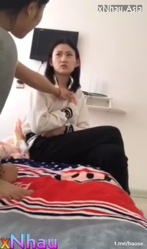 Đánh ghen bắt em sinh viên hàng non cởi áo khoe hàng quay video lại tung lên mạng (Đánh ghen bắt em sinh viên hàng non cởi áo khoe hàng quay video lại tung lên mạng) [26]