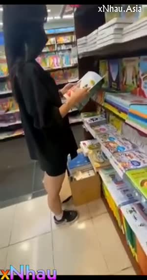 Bạn thân nứng lồn phô dâm khi đi siêu thị (Bạn thân nứng lồn phô dâm khi đi siêu thị) [26]