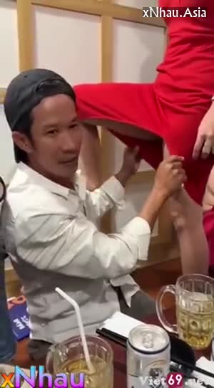 Dân chơi húp hàu tươi sống ngay tại quán nhậu (Dân chơi húp hàu tươi sống ngay tại quán nhậu) []