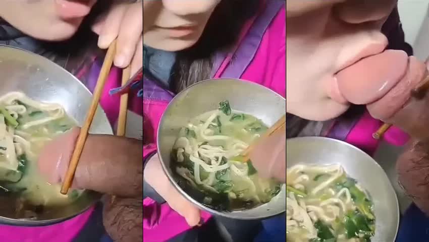 Độc lạ em ăn mì còn lấy chim anh chấm vào nước để mút - Sex Việt Nam