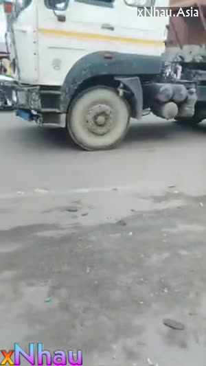 gái Ấn Độ tụt quần đánh nhau với zai nơi đông người. (gái Ấn Độ tụt quần đánh nhau với zai nơi đông người.) [26]