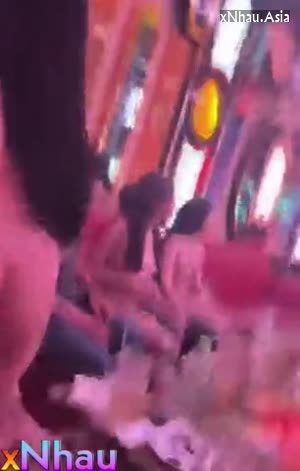 Đi hát karaoke các em gái khoả thân xinh xắn dâm đãng (Đi hát karaoke các em gái khoả thân xinh xắn dâm đãng) []
