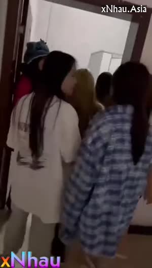 E gái đi học bị đám bạn lôi vào nhà vệ sinh đánh lột đồ làm nhục (E gái đi học bị đám bạn lôi vào nhà vệ sinh đánh lột đồ làm nhục) [26]