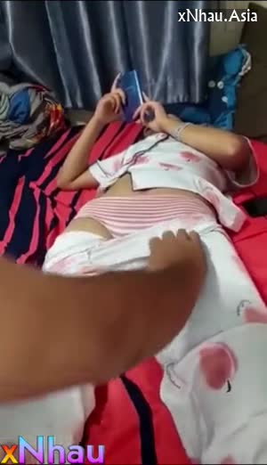 Dụ con riêng của vợ 16 tuổi chơi điện thoại ông bố dượng tụt quần xoa hạt le con bé (Dụ con riêng của vợ 16 tuổi chơi điện thoại ông bố dượng tụt quần xoa hạt le con bé) [26]
