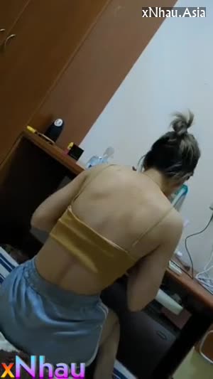 em đang thoa kem thì bị anh lôi ra địt (em đang thoa kem thì bị anh lôi ra địt) [26]