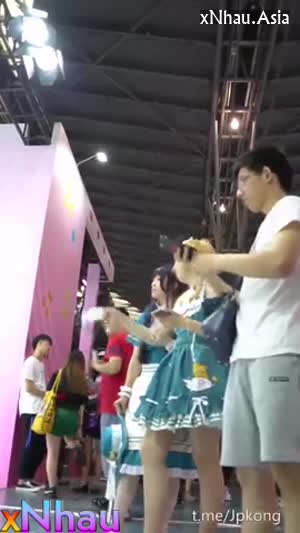 Quay lén dưới váy các em cosplayer trong lễ hội hóa trang,mấy e phòng thủ kín vcl (Quay lén dưới váy các em cosplayer trong lễ hội hóa trang,mấy e phòng thủ kín vcl) [26]