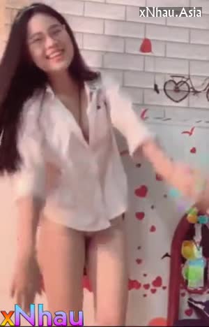 Em gái xinh nhảy múa lộ mu lồn múp (Em gái xinh nhảy múa lộ mu lồn múp) []