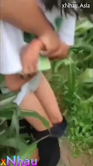 1 đám thanh niên dụ dỗ em học sinh ra sau trường tặng quà nhưng bị cả đám đè móc lồn (1 đám thanh niên dụ dỗ em học sinh ra sau trường tặng quà nhưng bị cả đám đè móc lồn) [26]