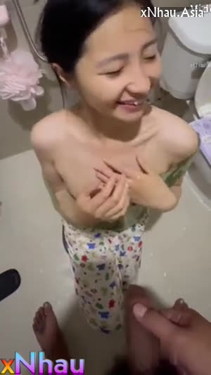 thanh niên chơi lớn đái vào người bé người yêu (thanh niên chơi lớn đái vào người bé người yêu) [26]