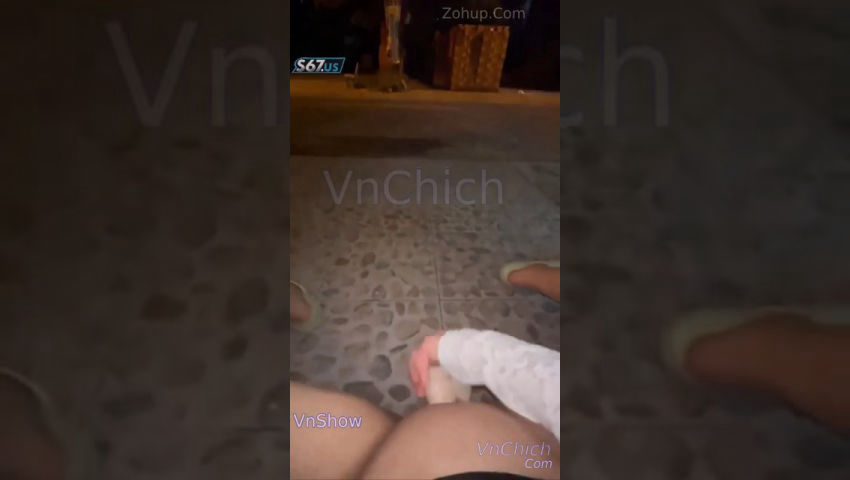Nứng lồn Public phơi bướm ra đường đêm khuya . Bạo vkl