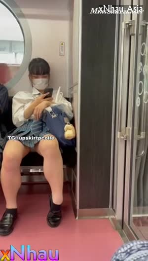 Em gái mặc đồng phục ngồi lên lướt điện thoại hớ hênh trên tàu điện (Em gái mặc đồng phục ngồi lên lướt điện thoại hớ hênh trên tàu điện) [26]