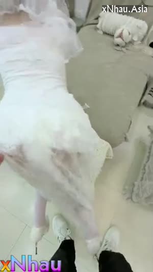 cô dâu mặc nguyên bộ đồ cưới bu cu địt luôn khi khách vẫn ở bên ngoài (cô dâu mặc nguyên bộ đồ cưới bu cu địt luôn khi khách vẫn ở bên ngoài) [26]