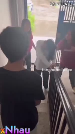 Con Lớp Trưởng Chuyên Mách Lẻo Bị Quây Đánh Hấp Hối Dãy Đành Đạch Trên Sàn (Con Lớp Trưởng Chuyên Mách Lẻo Bị Quây Đánh Hấp Hối Dãy Đành Đạch Trên Sàn) [26]