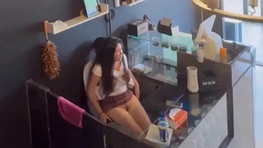 Đang lén lút chịch quầy thu ngân thì khách vào em phải rút ra vội - Sex Việt Nam