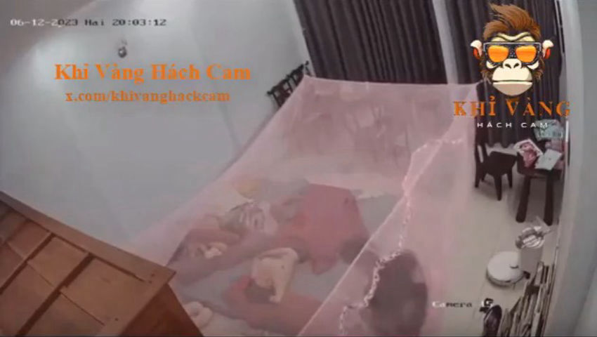 Hai vợ chồng ngủ với con gái nhưng cô vợ lại trần truồng, lại còn sục cu cho chồng ~ Sex Hack camera