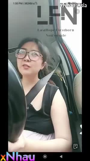 Gái xinh đeo kính dâm đãng thủ dâm trong xe ô tô (Gái xinh đeo kính dâm đãng thủ dâm trong xe ô tô) [26]