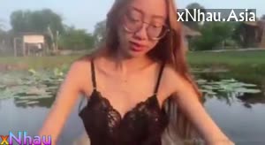 Gái xinh đi du lịch, Gạ a lái đò Bú cu, Bóp vú chụp ảnh khiêu dâm ở hồ sen (Gái xinh đi du lịch, Gạ a lái đò Bú cu, Bóp vú chụp ảnh khiêu dâm ở hồ sen) [26]