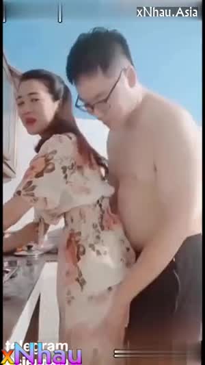 Vợ Đang Nấu Ăn , Chim Chồng Đã Cứng Kéo Váy Lên Địt Tại Bếp Luôn (Vợ Đang Nấu Ăn , Chim Chồng Đã Cứng Kéo Váy Lên Địt Tại Bếp Luôn) []
