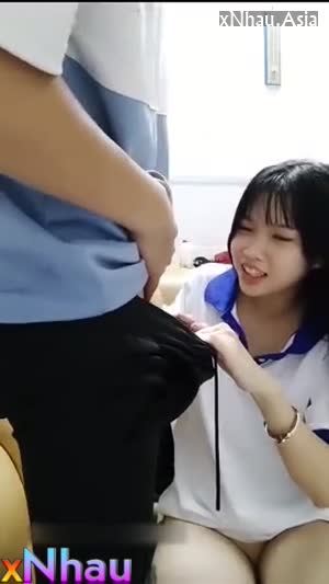 E học sinh dâm mới lớn tập tành xăm trổ livetream thác loạn bú cu với đám b thân (E học sinh dâm mới lớn tập tành xăm trổ livetream thác loạn bú cu với đám b thân) [26]