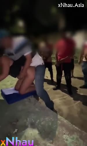 Lồn công cộng, cô vợ chổng mông cho nhiều người chơi public (Lồn công cộng, cô vợ chổng mông cho nhiều người chơi public) [26]