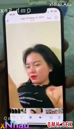 Hot phát hiện thằng bạn bóp vú con ghệ rồi quay video lại (Hot phát hiện thằng bạn bóp vú con ghệ rồi quay video lại) []