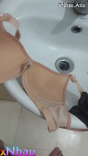 Lén trộm quần lót chị gái vào nhà tắm thủ dâm 1 (Lén trộm quần lót chị gái vào nhà tắm thủ dâm 1) [26]