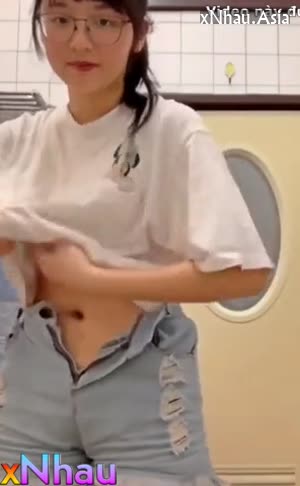 Em Hương k5 đeo kính dâm đãng tự vạch lồn quay clip gửi anh xem sướng điên (Em Hương k5 đeo kính dâm đãng tự vạch lồn quay clip gửi anh xem sướng điên) [26]