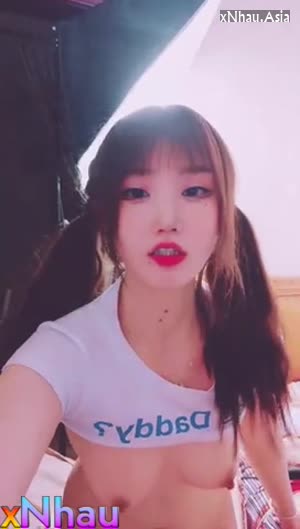 Em loli lần đầu cởi đồ trên live (Em loli lần đầu cởi đồ trên live) []