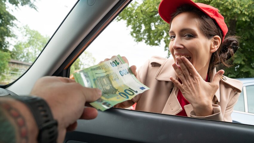 Public Agent - Mia Moone Shy waitress needs more than tips