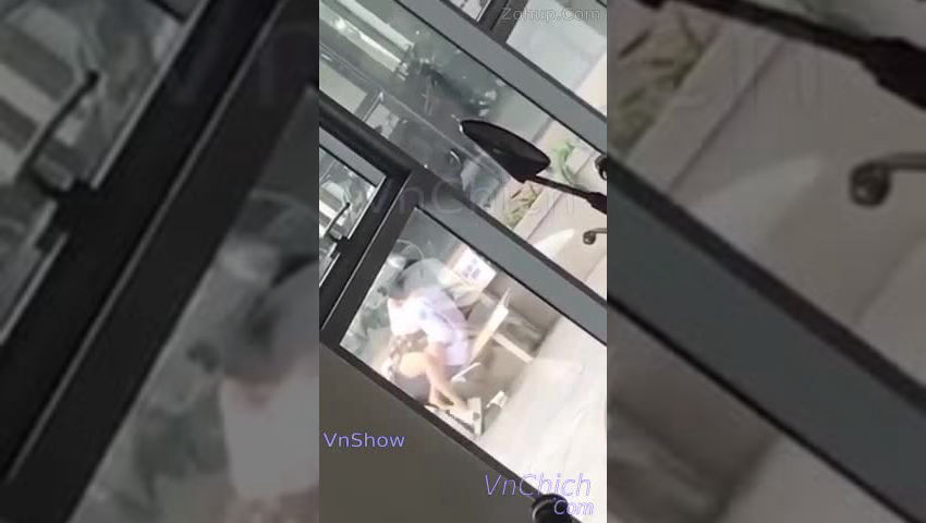 ⁣Học sinh cấp 3 bây giờ kinh rồi, mò cua bắt ốc ở dưới sân trường ~ Sex Quay Lén