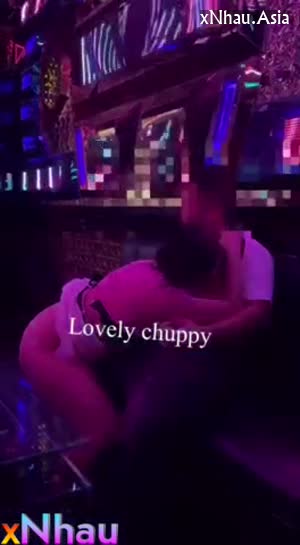 Đi karaoke được em nhân viên mới lớn bú cặc trực tiếp trong phòng sướng vl ra (Đi karaoke được em nhân viên mới lớn bú cặc trực tiếp trong phòng sướng vl ra) []