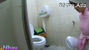 Học sinh cấp 2 cứ canh me quay lén cô giáo chủ nhiệm dạy môn Ngữ văn đi đái (Học sinh cấp 2 cứ canh me quay lén cô giáo chủ nhiệm dạy môn Ngữ văn đi đái) [26]