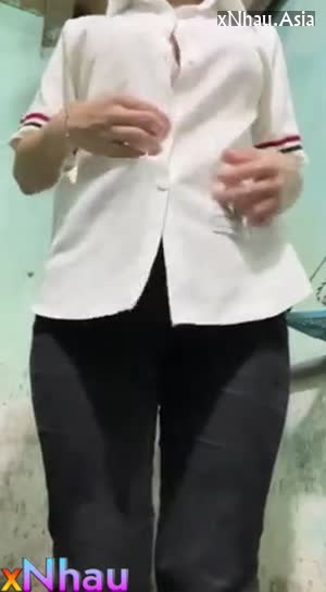 Siêu phẩm em 2k6 thủ dâm trong lúc tắm cực nứng (Siêu phẩm em 2k6 thủ dâm trong lúc tắm cực nứng) [26]