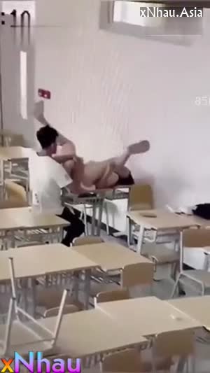 Một cặp đôi đang quan hệ tình dục trên bàn học 1 (Một cặp đôi đang quan hệ tình dục trên bàn học 1) []