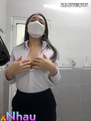 E NV NGÂN HÀNG TRANH THỦ VÀO WC THỦ DÂM CHO QUA CƠN NỨNG (E NV NGÂN HÀNG TRANH THỦ VÀO WC THỦ DÂM CHO QUA CƠN NỨNG) [26]