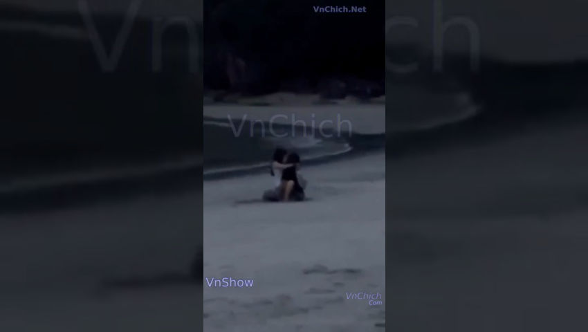 Em học sinh mới lớn đi biển hẹn hò nứng quá liền chịch ngay tại bãi biển ~ Sex Việt Public