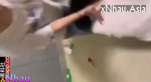 Bị đánh ghen em học sinh bị hấp dâm luôn nhét cả bàn tay vào lồn (Bị đánh ghen em học sinh bị hấp dâm luôn nhét cả bàn tay vào lồn) [26]