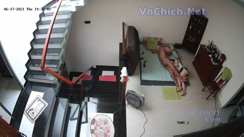 ⁣Hack Camera đúng nhà của em gái dáng ngon đang bú cu cho Cha Dượng