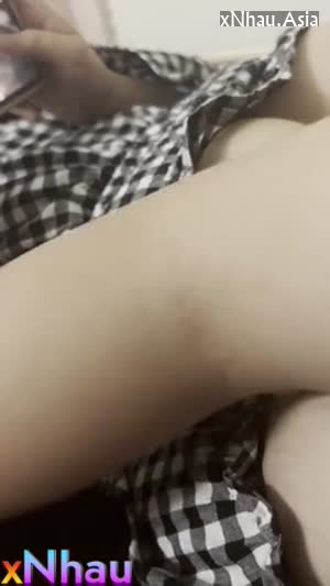 Vừa xem phim cung đấu với e họ vừa bóp vú làm e nứng đè ra đụ trần bắn luôn vào lồn e (Vừa xem phim cung đấu với e họ vừa bóp vú làm e nứng đè ra đụ trần bắn luôn vào lồn e) [26]