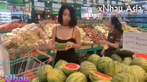 Idol Kye_ng vừa đi chợ vừa show hàng,k chịu nổi vừa lên xe móc lồn liền (Idol Kye_ng vừa đi chợ vừa show hàng,k chịu nổi vừa lên xe móc lồn liền) [26]