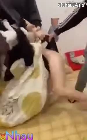 Tiểu tam 2k3 bị đánh ghen lột đồ trong nhà nghỉ (Tiểu tam 2k3 bị đánh ghen lột đồ trong nhà nghỉ) [26]