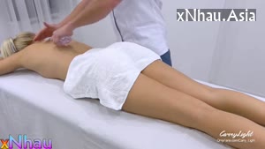 Em gái xinh được massage nứng quá cho đụ luôn (Em gái xinh được massage nứng quá cho đụ luôn) [26]