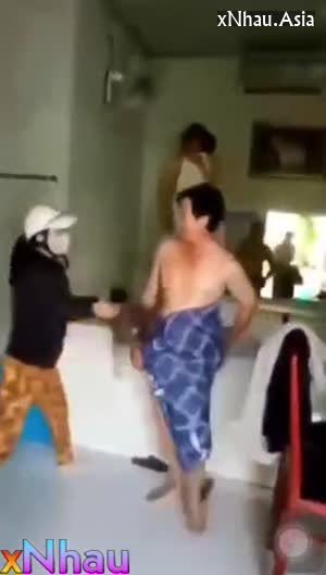 Vợ đánh ghen chồng đang chơi đĩ tại quán 🤣 (Vợ đánh ghen chồng đang chơi đĩ tại quán 🤣) [26]