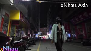 Đi dạo dưới phố về đêm rất mát mẻ,mua hàng trog tiệm và k mặc đồ khiến ai cũng nhìn (Đi dạo dưới phố về đêm rất mát mẻ,mua hàng trog tiệm và k mặc đồ khiến ai cũng nhìn) [26]