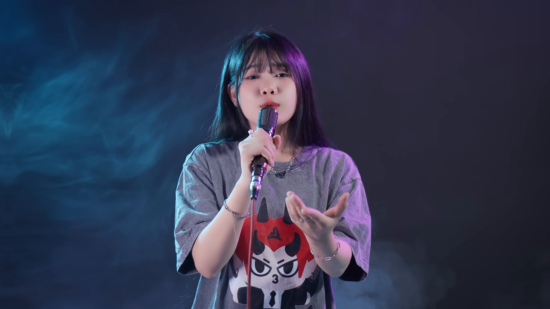 ⁣MÁ_EM_CHÊ_ANH_NGHÈO_2_DƯƠNG_ÁI_VY_MUSIC_VIDEO_anh_xoè_đôi_bàn_tay