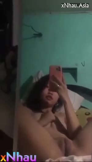 Tuy mới 16 tuổi lồn chưa mọc sợi lông nhưng em đã biết xem phim sex để thủ dâm (Tuy mới 16 tuổi lồn chưa mọc sợi lông nhưng em đã biết xem phim sex để thủ dâm) [26]