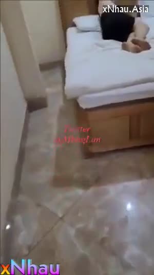 Thấy e gái không mặc quần lót nên liều tốc váy để địt ẻm (Thấy e gái không mặc quần lót nên liều tốc váy để địt ẻm) []
