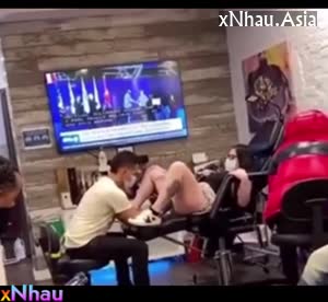Đi xăm lồn sướng quá lên đỉnh bắn nước thẳng vào mặt thợ xăm (Đi xăm lồn sướng quá lên đỉnh bắn nước thẳng vào mặt thợ xăm) []