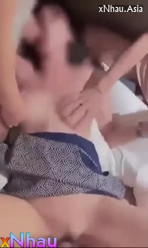 Chuốc say thằng bạn r ba thanh niên thi nhau địt tới tấp cô vợ xinh mới cưới của nó (Chuốc say thằng bạn r ba thanh niên thi nhau địt tới tấp cô vợ xinh mới cưới của nó) [26]
